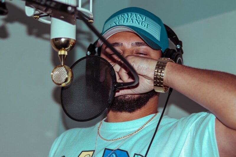 Waar woont Kraantje Pappie en waarom koos hij voor Groningen Rapper in the studio making a new song for his album. This is a typical night for a hip-hop artist, living the lifestyle and trying to achieve his dreams.