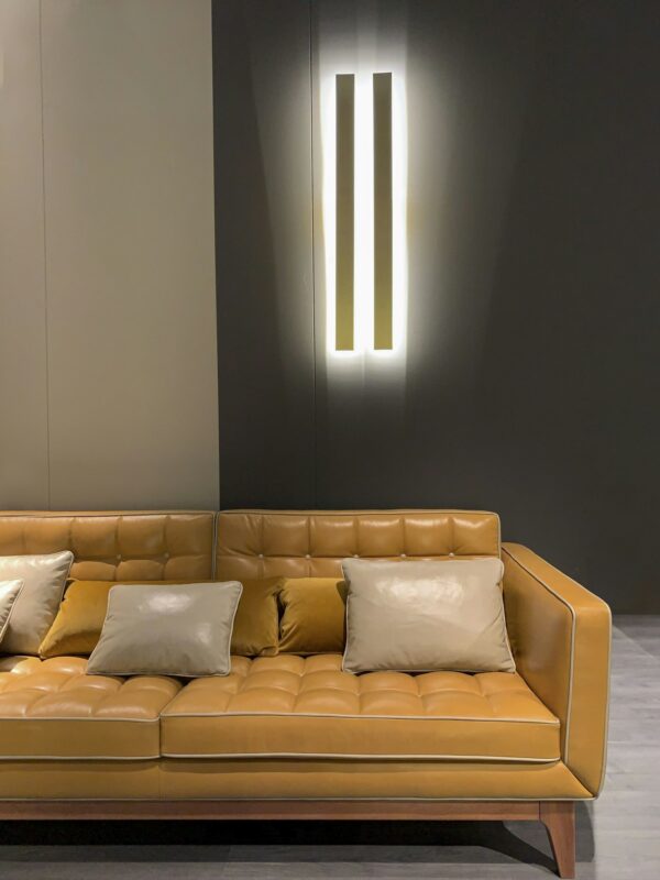 Slimme verlichting met gekleurde LED-lampen in een moderne woonkamer
