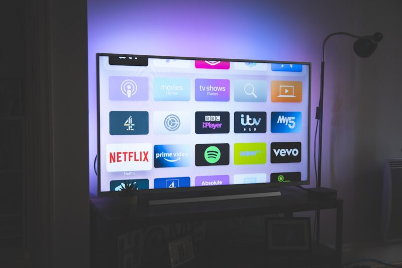 Zwevend tv-meubel aan de muur ophangen — 8 punten om vooraf te checken Strakke zwevend tv-meubel in woonkamer