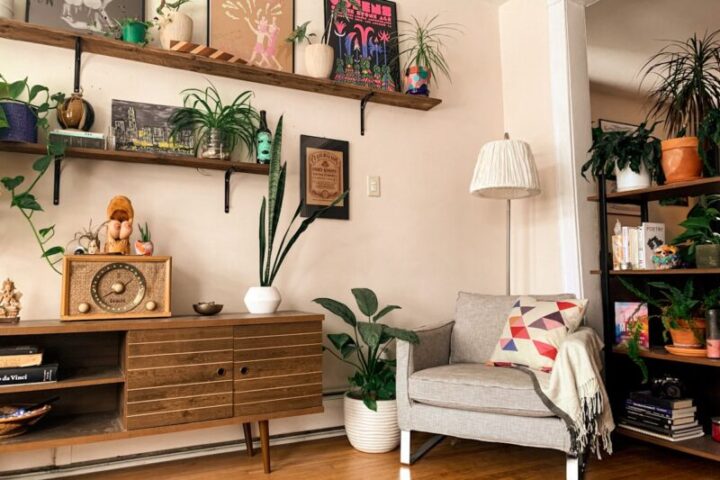 Bohemian interieur met gelaagd textiel en planten