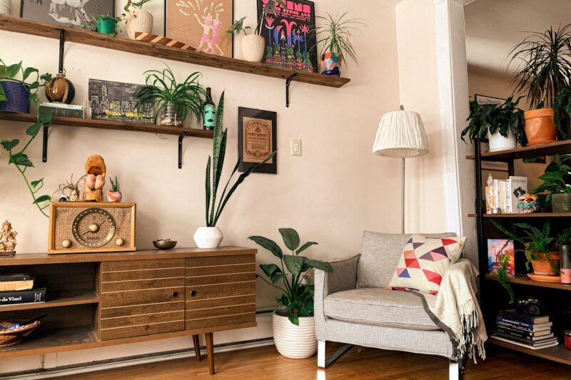 Bohemian interieur met gelaagd textiel en planten