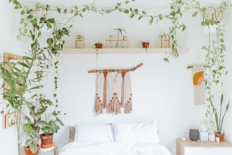 Bohemian slaapkamer met bloemmotief textiel