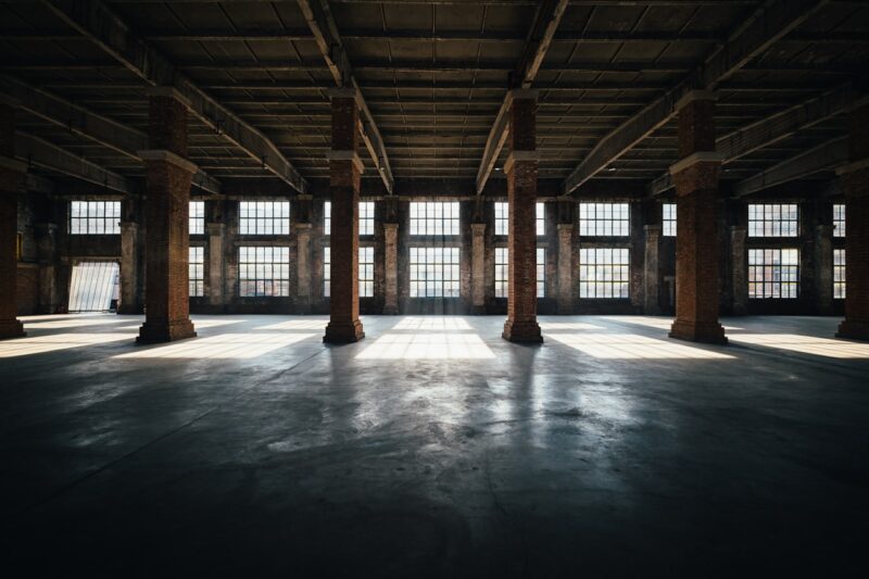Industrieel interieur met baksteen, staal en hout