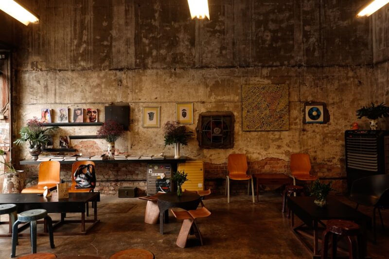 Industrieel interieur met ruwe muren