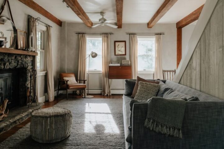 Landelijk interieur met natuurlijke materialen en warme tinten