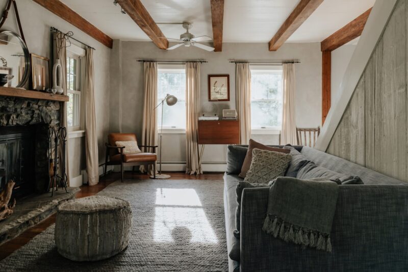 Landelijk interieur met natuurlijke materialen en warme tinten