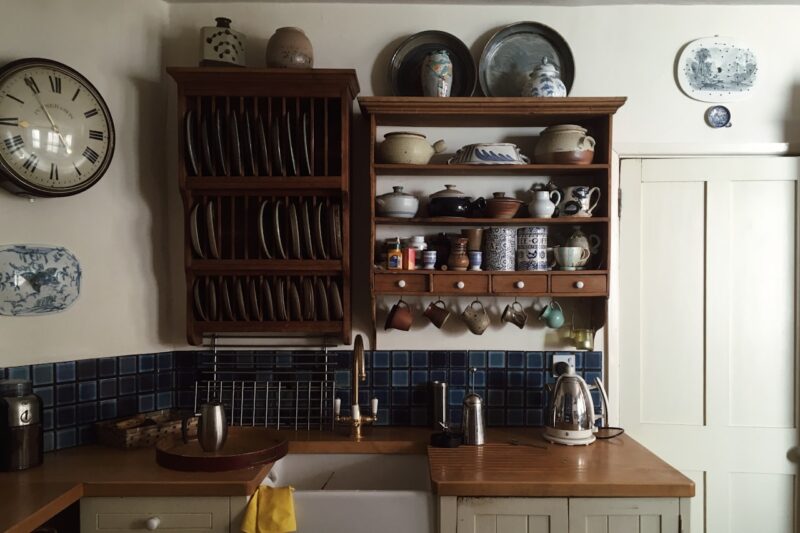 Landelijke keuken met servies in het rek