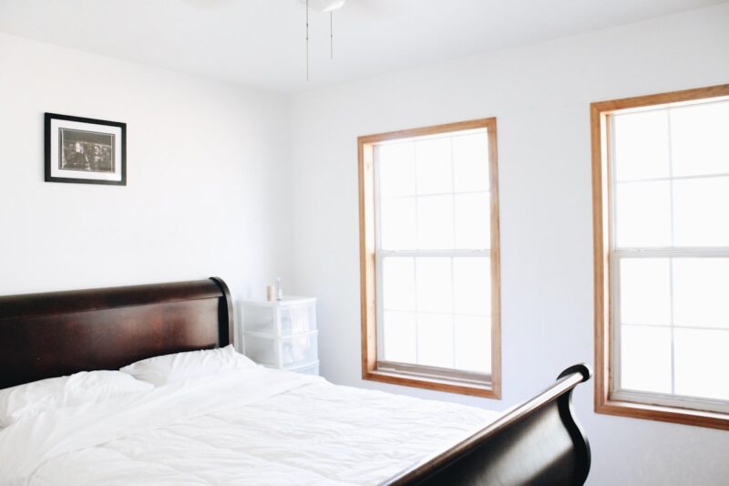 Minimalistische kamer met groot raam