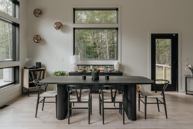 Scandinavische eetkamer met houten tafel