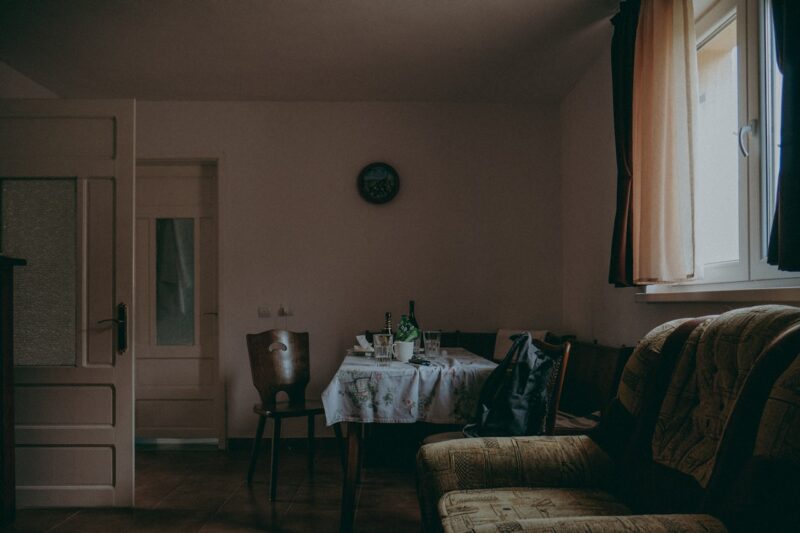 Vintage interieur met retro meubels en warme kleuren