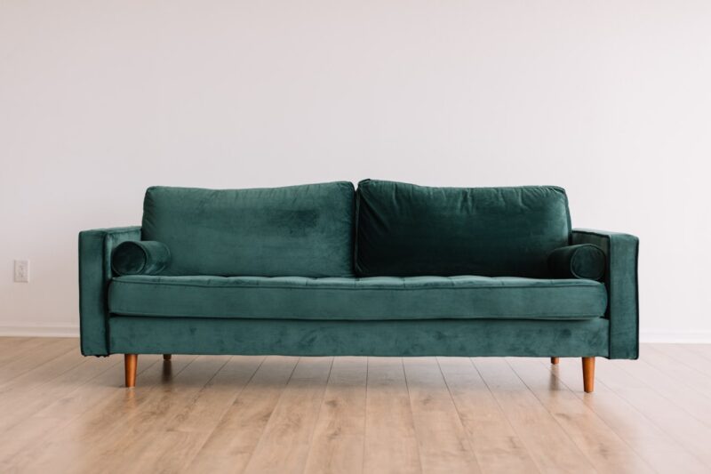 Vintage groene bank in de woonkamer